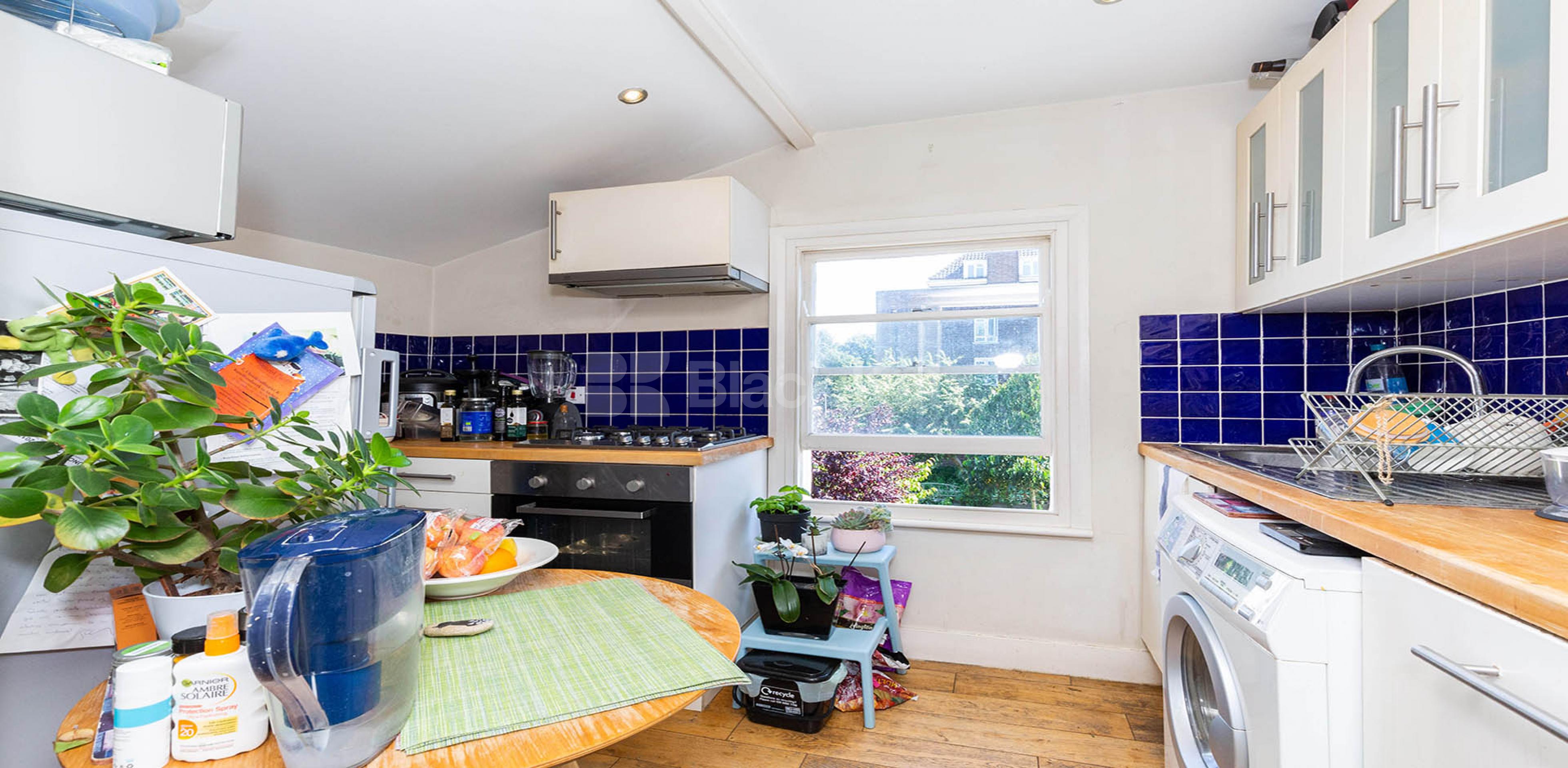 			SPLIT LEVEL 2 BED, 2 Bedroom, 1 bath, 1 reception Flat			 Cornwall Road, FINSBURY PARK N4